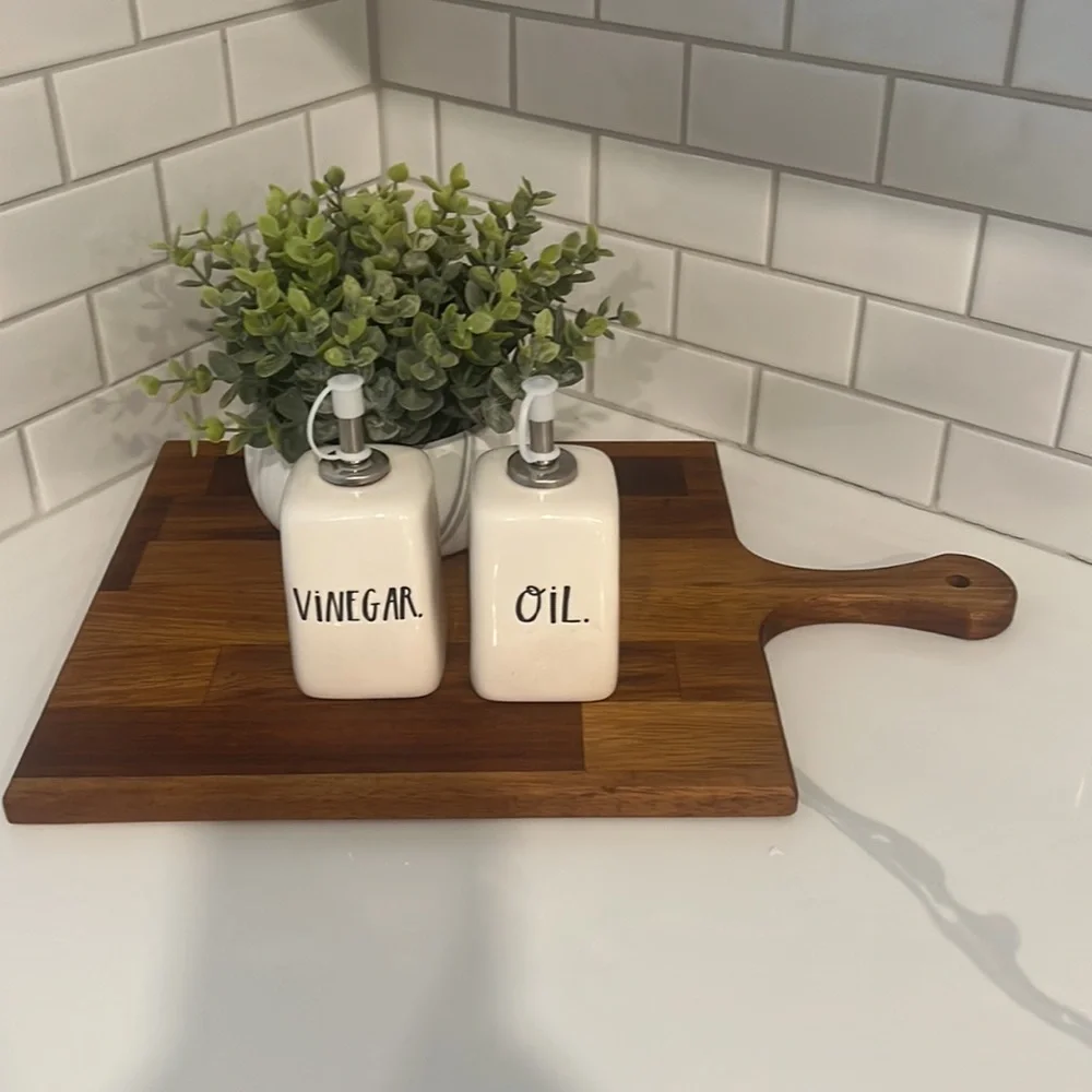Cute Rae Dunn VINEGAR .& OIL.